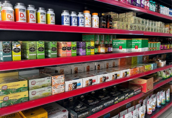 Prateleiras da Velomed organizadas por marca e categoria de produto